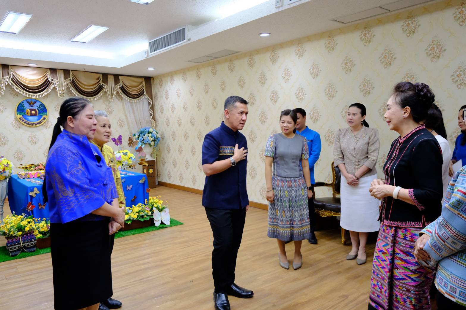 📣 สำนักงานพัฒนาชุมชนอำเภอเมืองสมุทรสงคราม ร่วมการส่งมอบผีเสื้อประดิษฐ์จากผ้าไทย ในการสนับสนุนการออกร้านกาชาดสมาคมแม่บ้านมหาดไทย ประจำปี 2568